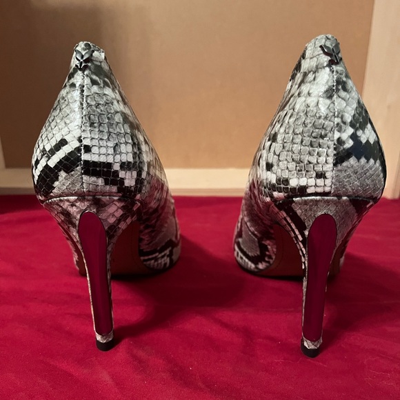 J.Renee’ Snakeskin Patterned Pumps - Picture 2 of 4